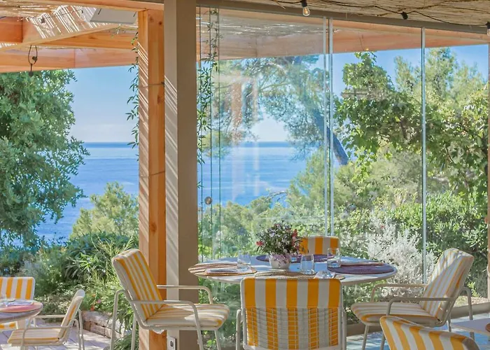 Hoteliere Le Provencal A Giens - Bord De Hotel