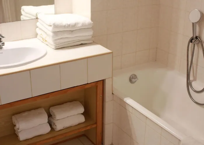 Hoteliere Le Provencal A Giens - Bord De